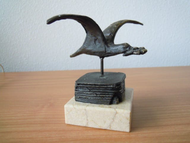 Bernadette Leijdekkers - Bronzen/verbronst beeldje van een vogel met klavertje vier in zijn bek kopen? Bied vanaf 35!
