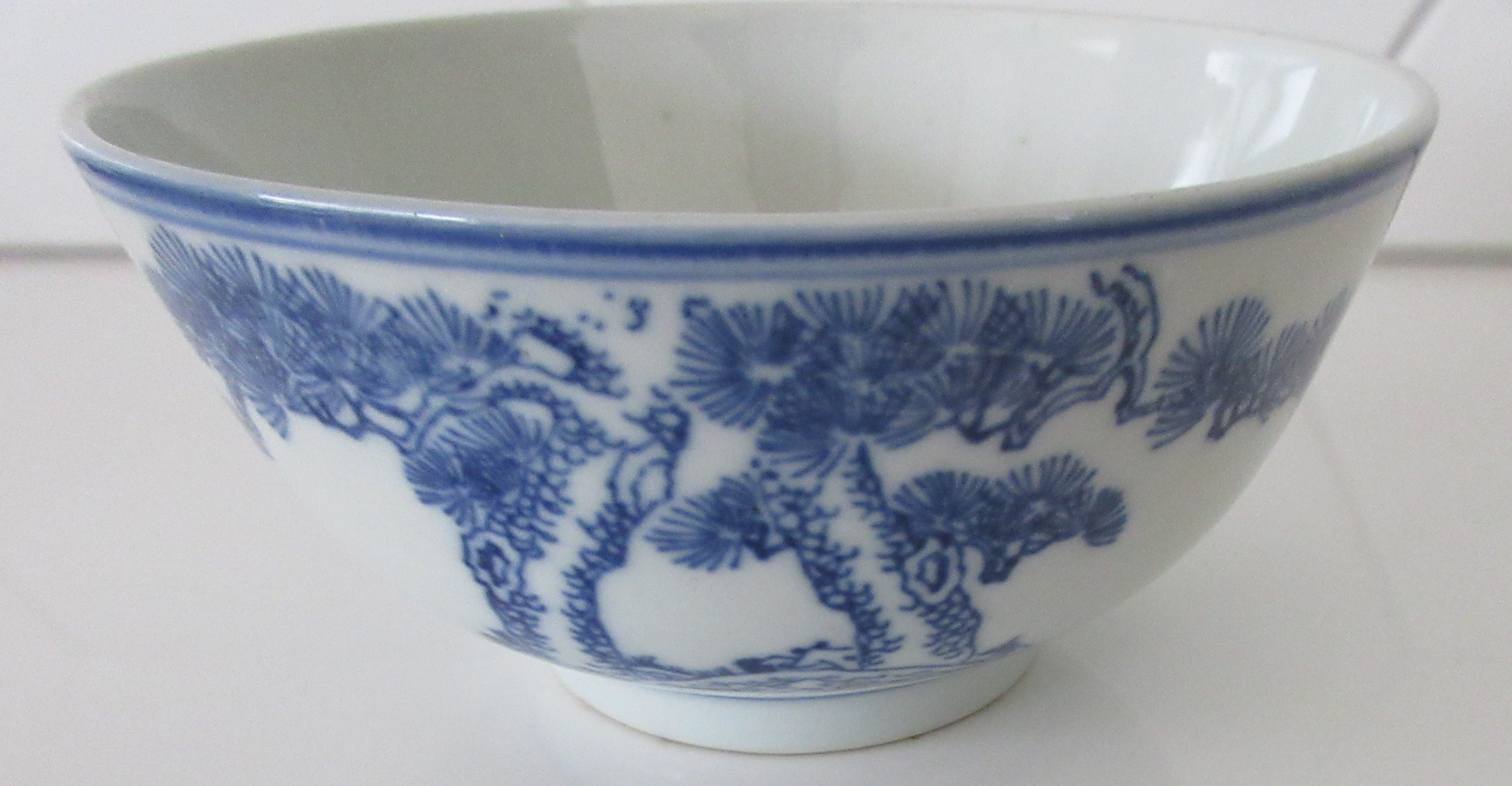 Niet of onleesbaar gesigneerd - Twee Chinese blauw witte porseleinen kommen kopen? Bied vanaf 1!