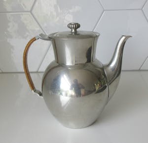 Just Andersen - Art deco tinnen theepot met gevlochten rieten handvat kopen? Bied vanaf 1!