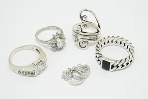 18 - Lot bestaande uit 1e geh. zilver (Buddha2Buddha) ringen en paar oorclips kopen? Bied vanaf 40!
