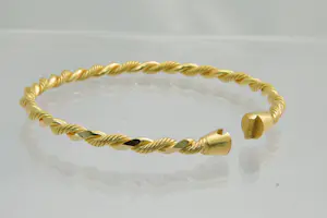12 - Fraai afgewerkte 20Krt geel gouden  armband gedraaid model kopen? Bied vanaf 1105!