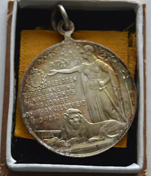 Niet of onleesbaar gesigneerd - Nederlandse Onafhankelijkheid in 1913 in zilver ! kopen? Bied vanaf 10!