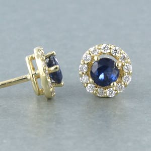 14k gouden oorknoppen bezet met een saffier en briljant geslepen diamant kopen? Bied vanaf 250!