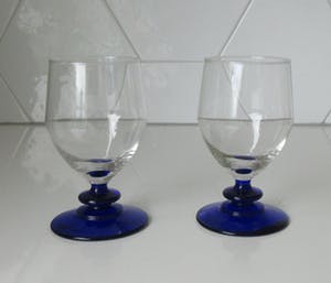 Niet of onleesbaar gesigneerd - Twee art deco stijl wijnglaasjes met blauwe voet kopen? Bied vanaf 1!