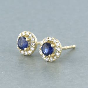 14k gouden oorknoppen bezet met een saffier en briljant geslepen diamant kopen? Bied vanaf 250!