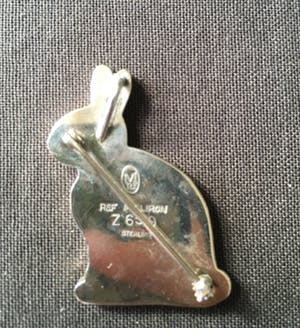 1e gehalte Zilver - broche in de vorm van een haas met inlegwerk, gesigneerd Milliron, USA kopen? Bied vanaf 25!