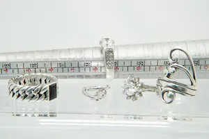 18 - Lot bestaande uit 1e geh. zilver (Buddha2Buddha) ringen en paar oorclips kopen? Bied vanaf 40!