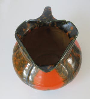 Arnhemsche Fayencefabriek - Twee oranje zwarte art deco vazen - Klaas Vet kopen? Bied vanaf 10!