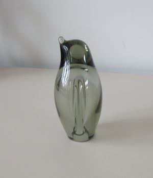 Niet of onleesbaar gesigneerd - Twee modernistische (Rook) glazen pinguin figuren kopen? Bied vanaf 1!