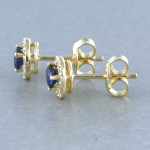 14k gouden oorknoppen bezet met een saffier en briljant geslepen diamant kopen? Bied vanaf 250!