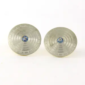 Goud met platina oorknoppen bezet met saffier 5.3 gram kopen? Bied vanaf 625!