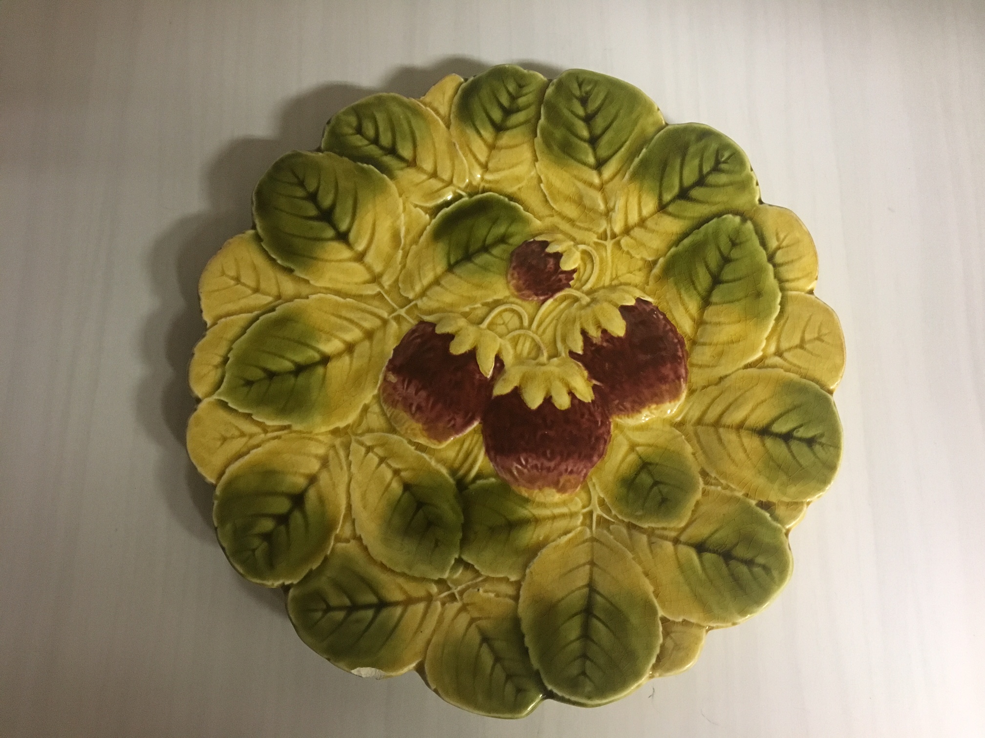 Niet of onleesbaar gesigneerd - Sarreguemimes & St. Clement - Twee Barbotine Majolica sierborden kopen? Bied vanaf 1!