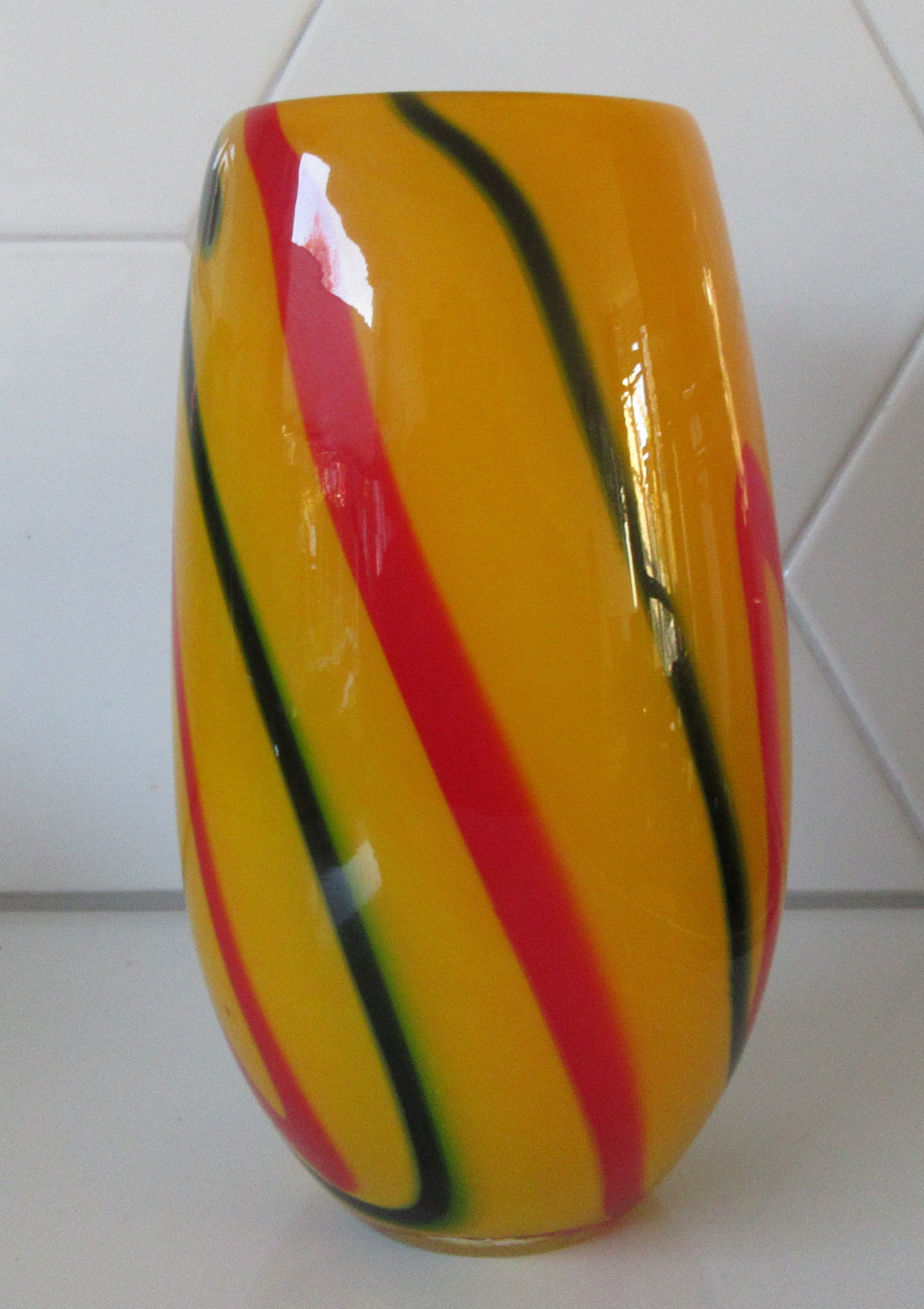Niet of onleesbaar gesigneerd - Diep gele dikwandige Murano vaas met rode en donkergroene Swirls kopen? Bied vanaf 1!