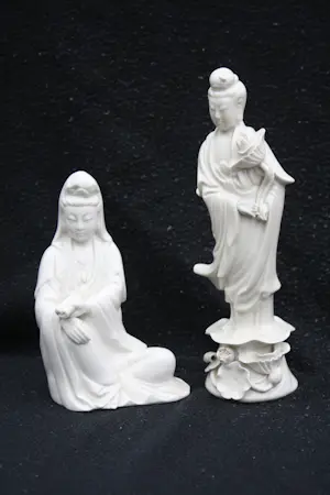 Niet of onleesbaar gesigneerd - Paar Chinese Blanc de Chine Porseleinen Guanyin Kwan Yin Beeldjes Begin 20thC kopen? Bied vanaf 1!