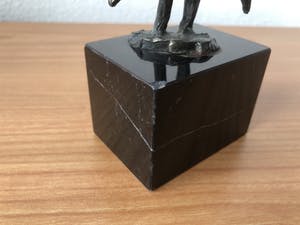 Brons (Onbekend) - Beeldje van 2 personen die vechten om de bal. kopen? Bied vanaf 20!