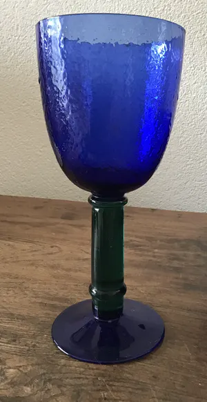 Niet of onleesbaar gesigneerd - Zware blauwe glazen schaal met groot drinkglas kopen? Bied vanaf 1!
