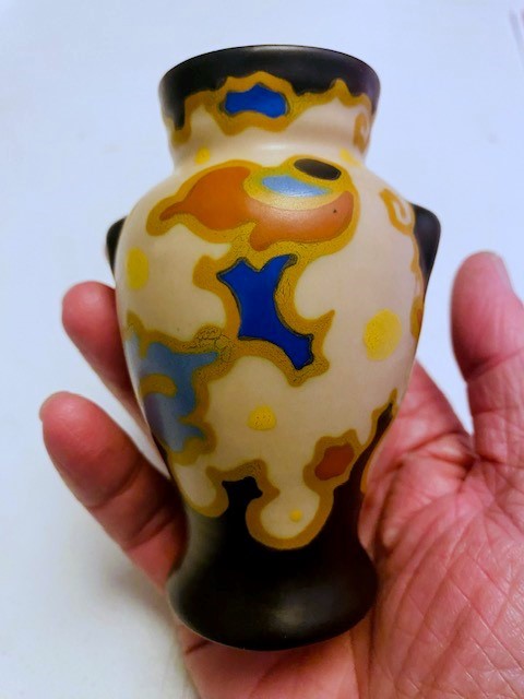 Kunstaardewerkfabriek Regina - Regina Gouda – miniatuur vaasje (10 cm) – handbeschilderd – Souvenir Bergen –... kopen? Bied vanaf 35!