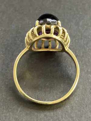 14 karaats geelgouden ring met een ovaal cabochon geslepen amethist kopen? Bied vanaf 160!