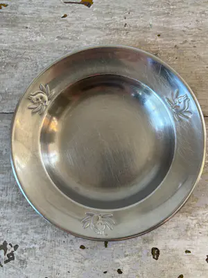 GERO - 2 zeldzame Vintage Gero Zilmeta kinderbordjes, eekhoorn reliëf, 50ies kopen? Bied vanaf 20!