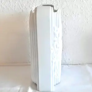 A.K. Kaiser Porzellan - Op Art Vase Bisquit Porzellan Design Wolfgang Gawantka signiert 70er Jahre kopen? Bied vanaf 70!