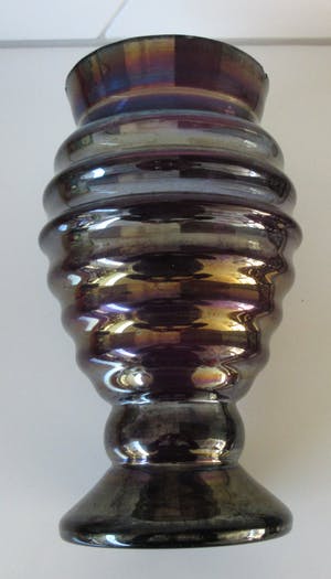 Niet of onleesbaar gesigneerd - Art Nouveau Irise paars glazen ribbelvaas kopen? Bied vanaf 10!