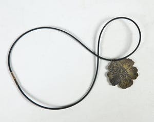 Yoka Voorbach - Collier met zilveren hanger met kleurenets, Magic eglantine kopen? Bied vanaf 1!
