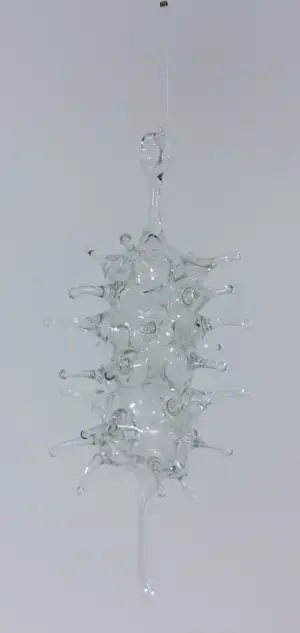 Yvon Trossèl - Diverse speels gevormde glasobjecten ('Bonbonella', 2 kopjes, hanger en vaasje) kopen? Bied vanaf 80!