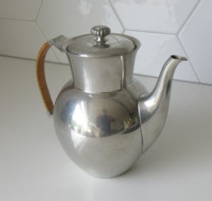 Just Andersen - Art deco tinnen theepot met gevlochten rieten handvat kopen? Bied vanaf 1!