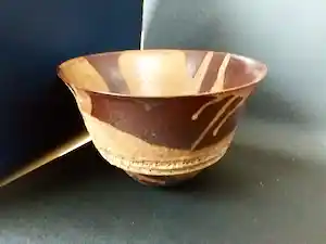 Sonja Landweer - Schaal, kom. 14,5 cm hoog. Uitlopend naar boven. verkocht voor € 50!
