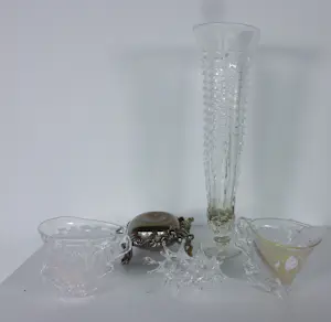 Yvon Trossèl - Diverse speels gevormde glasobjecten ('Bonbonella', 2 kopjes, hanger en vaasje) kopen? Bied vanaf 80!
