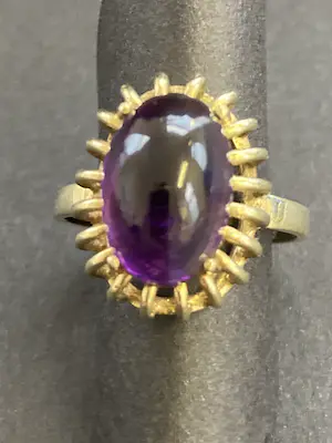 14 karaats geelgouden ring met een ovaal cabochon geslepen amethist kopen? Bied vanaf 160!