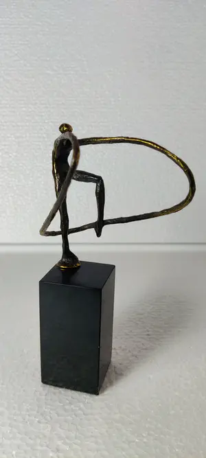 Niet of onleesbaar gesigneerd - Een prachtige bronzen beeldje gymnaste kopen? Bied vanaf 1!