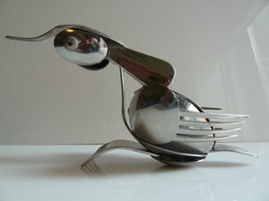 Niet of onleesbaar gesigneerd - Vogelsculpture gemaakt van bestek kopen? Bied vanaf 1!