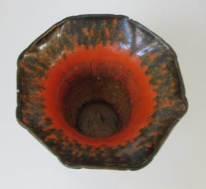 Arnhemsche Fayencefabriek - Twee oranje zwarte art deco vazen - Klaas Vet kopen? Bied vanaf 10!