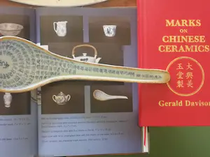 Niet of onleesbaar gesigneerd - CHINA; Blue & White Spoon, gemerkt verticaal zes karakter Kaishu kopen? Bied vanaf 1!
