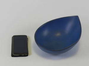 Niet of onleesbaar gesigneerd - Blauwe keramische schaal met hoekige randen kopen? Bied vanaf 1!