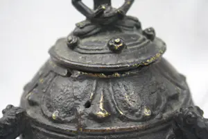 Niet of onleesbaar gesigneerd - Een Oude Bronzen Wierrook Tripod China, late Qing-dynastie (1644-1912). kopen? Bied vanaf 1!