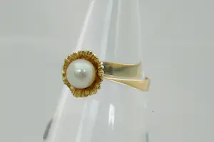 39- Mooi bewerkte 18 Krt gouden dames "bloem"ring met  parel kopen? Bied vanaf 110!