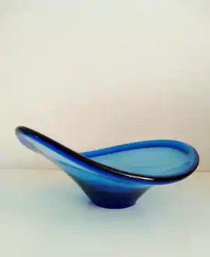 Per Lutken - (1916-1998) asymmetrische schaal, prachtige blauwe kleur verkocht voor € 59!
