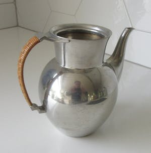 Just Andersen - Art deco tinnen theepot met gevlochten rieten handvat kopen? Bied vanaf 1!