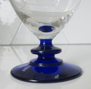 Niet of onleesbaar gesigneerd - Twee art deco stijl wijnglaasjes met blauwe voet kopen? Bied vanaf 1!