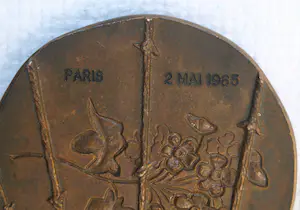 Niet of onleesbaar gesigneerd - Anne Frank , Bronzen penning , Parijs 1965 , Georges Simon kopen? Bied vanaf 1!