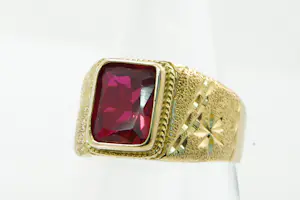 24- Mooi bewerkte 18 krt geel gouden ring met gefacetteerde rode kleursteen kopen? Bied vanaf 480!