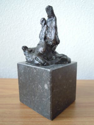 Niet of onleesbaar gesigneerd - Prachtig bronzen beeldje - moeder met kind. kopen? Bied vanaf 10!