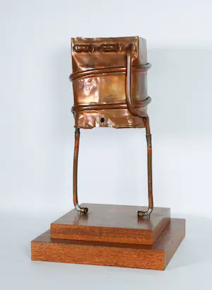 Harry Piller - Sculptuur van koper en hout, Zonder titel kopen? Bied vanaf 100!