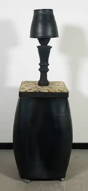 Louise Hessel - Assemblage van rubber, staal en meubelstof, Tafeltje met lamp (Groot) verkocht voor € 108!