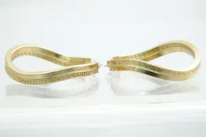 83 - Een paar 18 krt geel-gouden oorringen - golvend model met meander motief kopen? Bied vanaf 200!