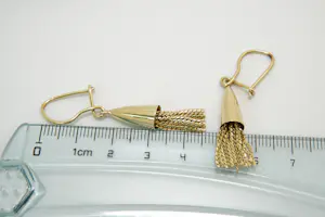 48-  Klassiek en relatief lang paar 14krt geel-gouden oorhangers met strengen kopen? Bied vanaf 250!