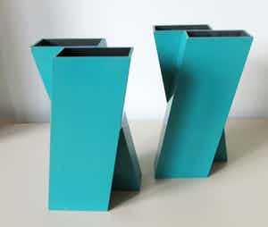 Dick van der Meijden - Twee dubbele geometrische Turqoise aluminium design vazen verkocht voor € 95!