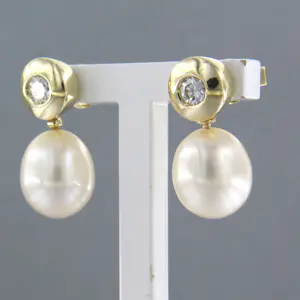 14k geel gouden oorhangers bezet met parel en briljant geslepen diamant 0.30ct kopen? Bied vanaf 710!